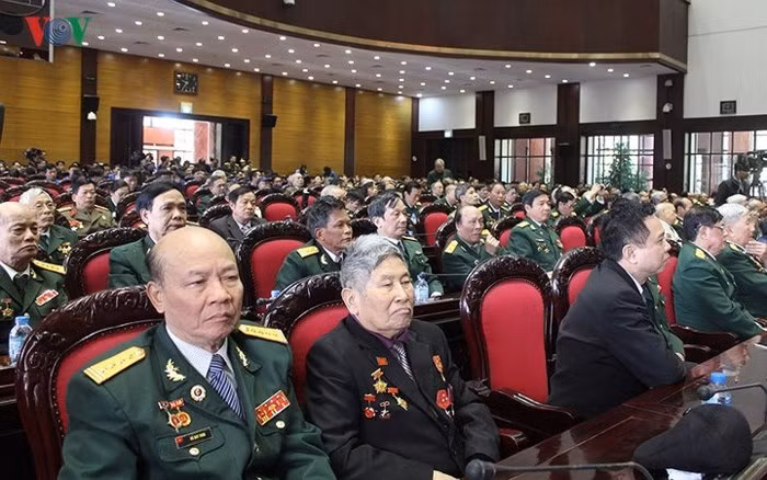 Sáng 20/12, tại Hà Nội, Tổng Bí thư, Chủ tịch nước Lào Bounnhang Vorachith gặp gỡ, nói chuyện thân mật cùng cựu quân tình nguyện, chuyên gia Việt Nam tại Lào và thế hệ trẻ Việt Nam, lưu học sinh Lào đang học tập tại Việt Nam.