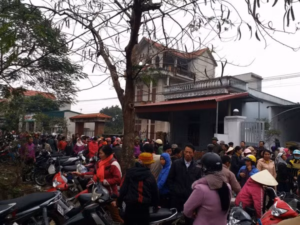 Hiện nghi phạm gây án Nguyễn Minh Hùng vẫn đang được điều trị tại bệnh viện, với sự giám sát chặt chẽ của cơ quan công an, đồng thời phía công an cũng đến bệnh viện lấy lời khai ban đầu. Người dân nơi đây cho biết, chưa bao giờ họ chứng kiến vụ việc tang thương đến thế.