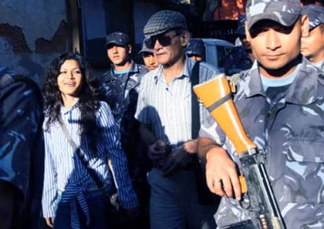 Sobhraj cùng "vợ" là Nihita Biswas ở nhà tù Nepal, năm 2014. Sobhraj cùng "vợ" là Nihita Biswas ở nhà tù Nepal, năm 2014.