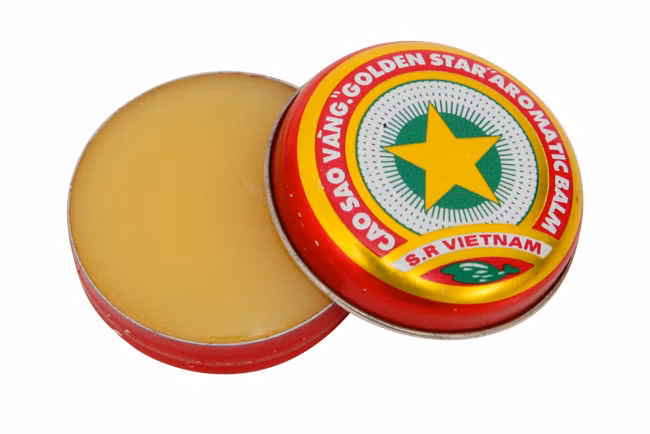  5. Cao sao vàng. Cao sao vàng là một sản phẩm "huyền thoại" của hệ thống y tế Việt Nam Dân chủ Cộng hòa. Đây là loại cao bôi được chứa trong hộp nhỏ dễ mang trong người, có tác dụng làm nóng, trị nhức đầu, sổ mũi, cảm cúm, chóng mặt... rất hữu dụng trong việc bảo vệ sức khỏe của người lính. Ảnh: Wikipedia.