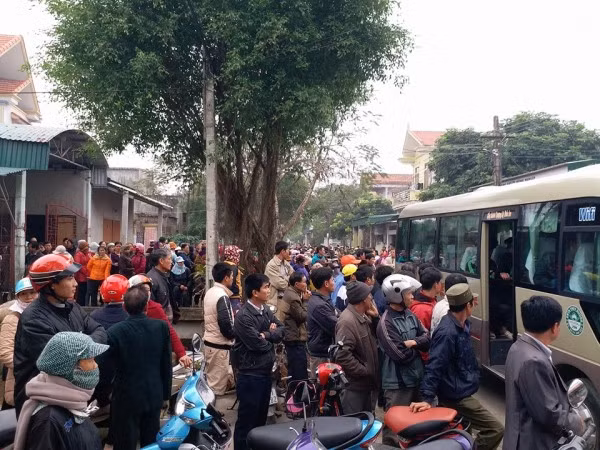 Chiều 29/12, rất đông người dân làng xóm kéo đến trước ngôi nhà 2 tầng - nơi xảy ra vụ án chồng sát hại vợ cùng hai con gái ở xã Nga An, huyện Nga Sơn, tỉnh Thanh Hóa. Đối với những người dân ở làng quê nghèo này, có lẽ đây là chuyện tang thương nhất từ trước đến nay mà họ từng chứng kiến. Ai cũng bất ngờ vì người ra tay sát hại cả vợ và con vốn hiền lành có tiếng ở quê.