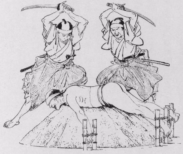 7. Kiểm định kiếm Katana bằng cách chém người. Trong thời Edo, có một cơ quan được chính quyền thành lập để xác định chất lượng của kiếm Katana. Khi tiến hành kiểm định, một kiếm sĩ sẽ dùng Katana để chém vào các thi thể xếp chồng lên nhau. Thông thường, đây là thi thể các tội nhân bị tử hình. Đôi khi việc kiểm định được thực hiện trên người còn sống. Ảnh: Goliath.