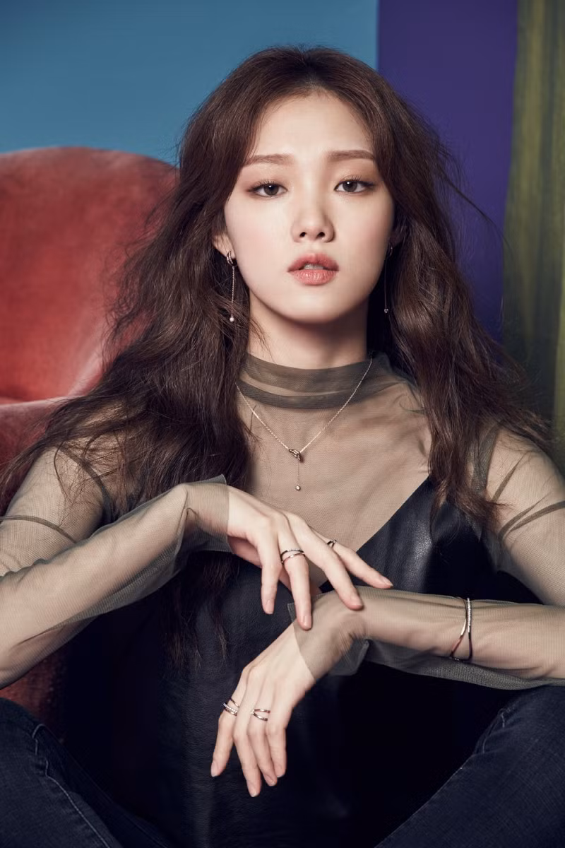 Lee Sung Kyung nổi tiếng với khuôn mặt xinh đẹp và thân hình cân đối. Bạn gái cũ của "Thủy thần" Nam Joo Hyuk được nhiều khán giả biết tới qua các phim It's Ok It's Love, Cheese in the trap, Tiên nữ cử tạ.