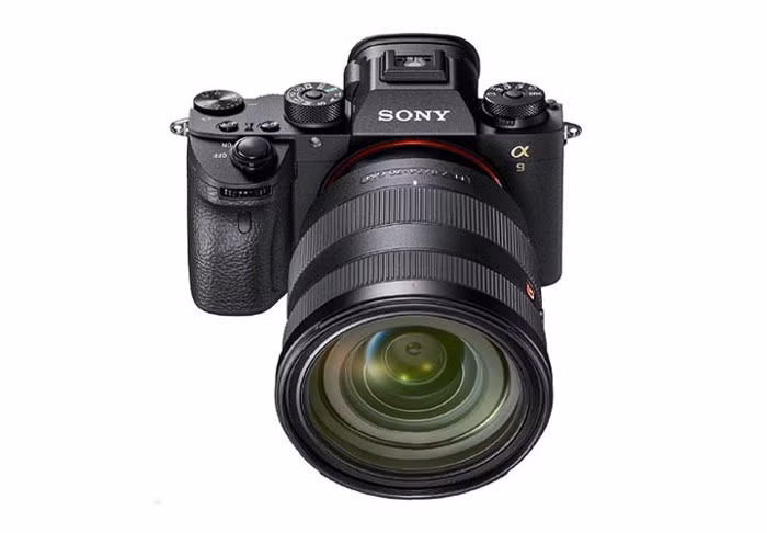 Máy ảnh Alpha 9 Sony được tích hợp chế độ chụp liên tục lên tới 21 khung hình/giây, màn hình xoay, video 4K, ống ngắm Oled, tốc độ khởi động nhanh, lý tưởng khi quay thể thao và chụp ảnh cực chất. Tuy nhiên máy có thể bị nóng lên trong trường hợp sử dụng liên tục. 8 máy ảnh có thể ghi lại khoảnh khắc tuyệt vời đêm Giáng sinh - Ảnh 2