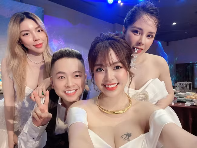 Trước khi làm đám cưới, Anh Tuấn và Lâm Diễm Quỳnh đã bí mật tổ chức lễ ăn hỏi, nhận được nhiều lời chúc phúc từ bạn bè và người hâm mộ.
