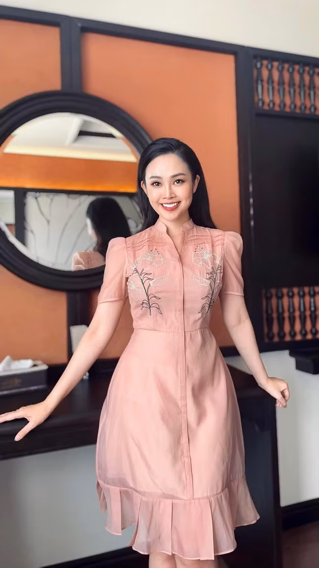 Là một MC chuyên nghiệp, mỗi khi lên sóng, Thùy Linh ăn mặc rất chỉn chu. Ngoài đời, bà xã Đức Hiếu có phong cách thanh lịch, trẻ trung.