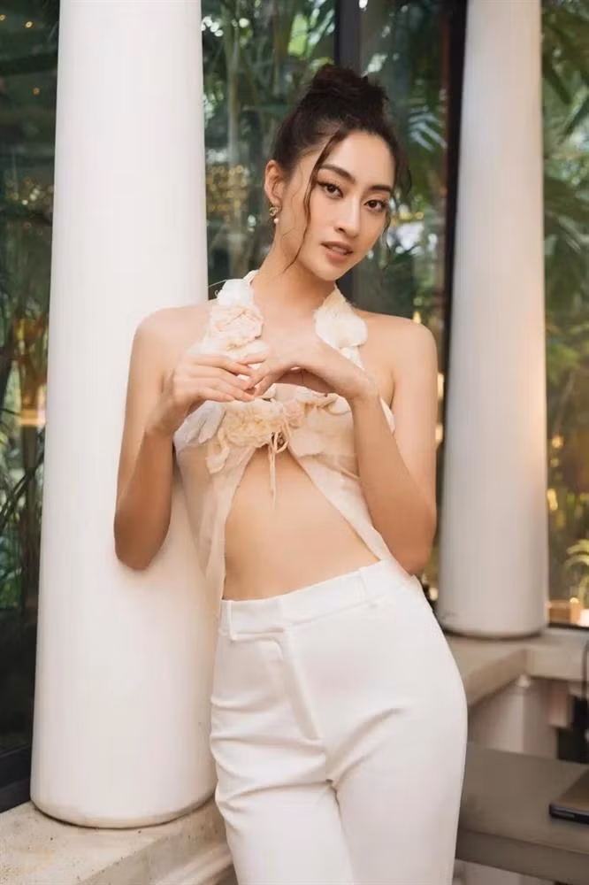 Lương Thùy Linh ngày càng táo bạo, gợi cảm hậu đăng quang. Người đẹp diện áo lộ khoảng eo phẳng cực gắt mix quần cạp cao tôn dáng.