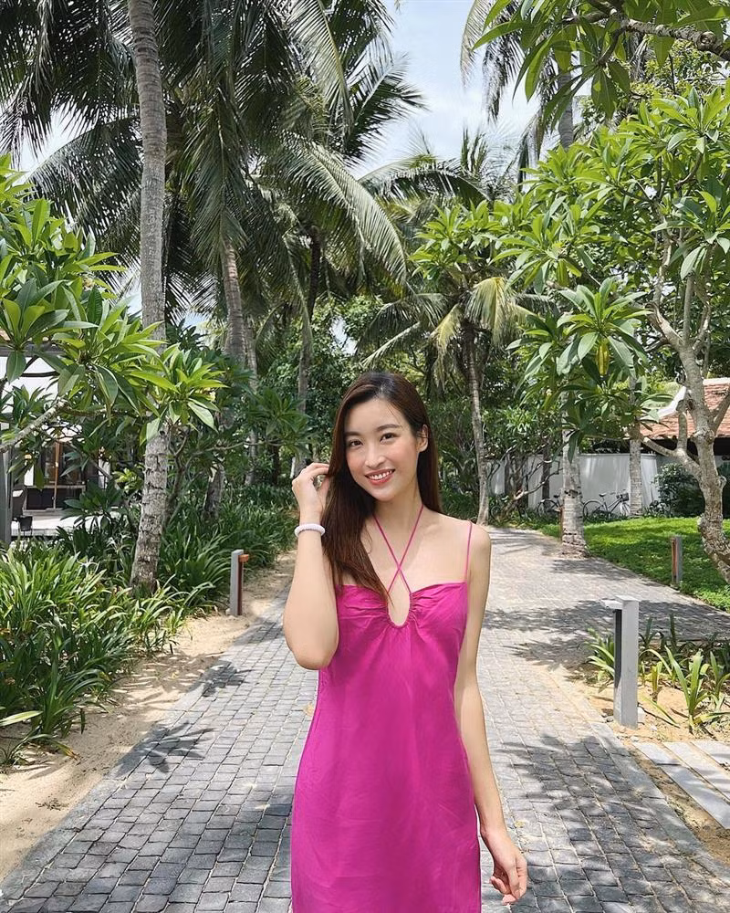 Đỗ Mỹ Linh khoe nhan sắc tươi tắn cùng làn da trắng nõn nà trong chiếc đầm hồng tím.