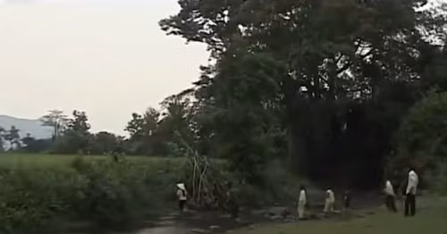 Sau đó, 2 cháu bé kia lần lượt ra về, còn lại HQuyên lang thang đi về phía nhà chị HSoch thì gặp cháu Y Cương Byă (11 tuổi, con trai của HSoch) đang nướng bắp và bẻ cho HQuyên một nửa và cô bé ra về. 11h, vợ chồng Y Doch vét hố cà phê xong thì vào nhà, không thấy HQuyên đâu thì nghĩ cháu đã về nên không ai quan tâm. Từ lúc đó không ai thấy bóng dáng cháu HQuyên.