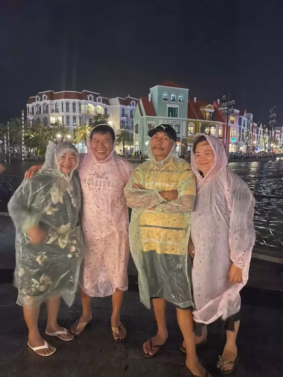 Ket o Phu Quoc, du khach mac ao mua check-in tu bai bien den cong vien-Hinh-3