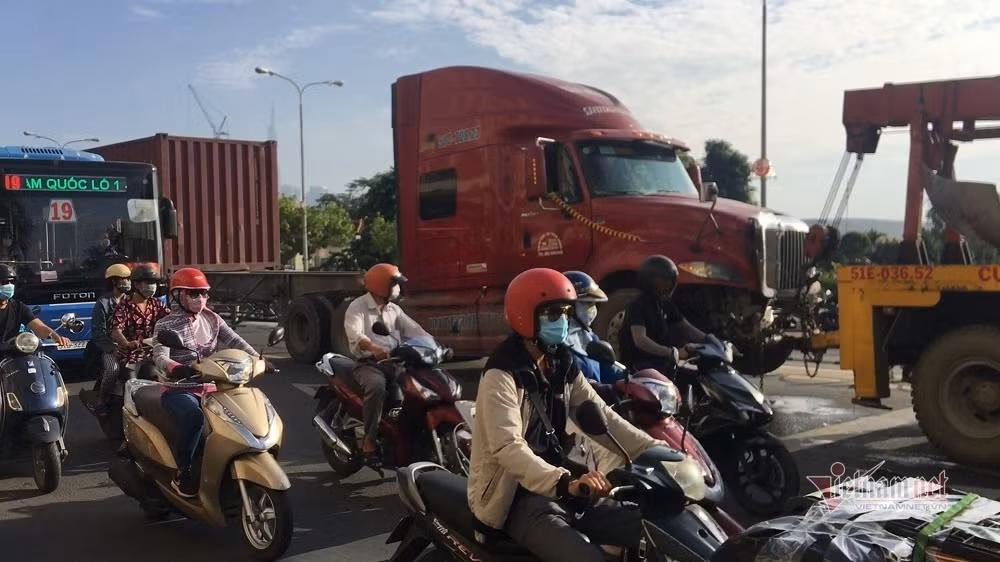 Nam duoi gam sua xe, tai xe bi xe container dam tu vong
