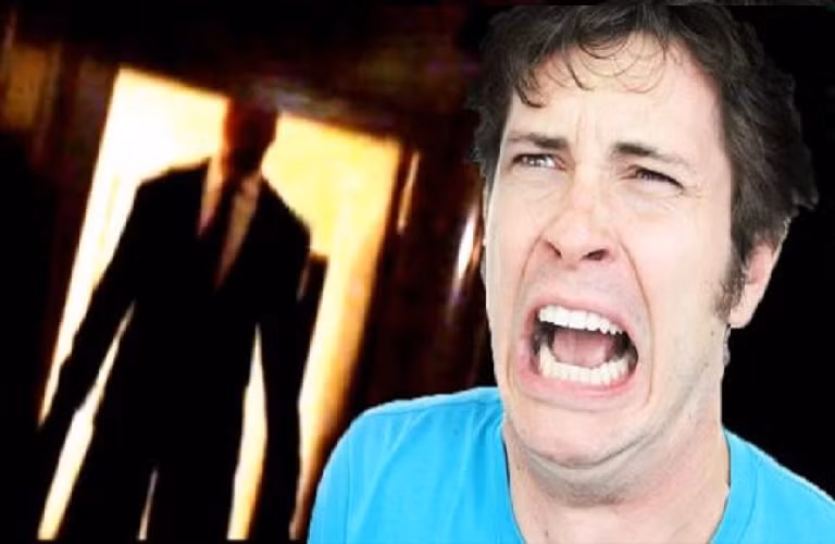 Diễn viên hài Youtube, Toby Turner đã vươn lên mạnh mẽ sau khi làm nhái lại bộ phim nổi tiếng "Click". Kể từ đó, anh được mời đến Los Angeles theo đuổi ước mơ trở thành 1 nghệ sĩ chuyên nghiệp. Những clip hài của anh thu hút đến hơn 1.5 tỷ lượt xem và 10.5 triệu USD thu về.