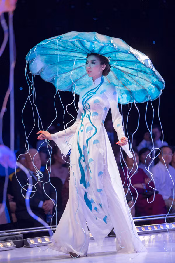 Ngoài phần trình diễn trên, Ngọc Quyên còn biến hóa đầy ấn tượng trong những mẫu áo dài khác.
