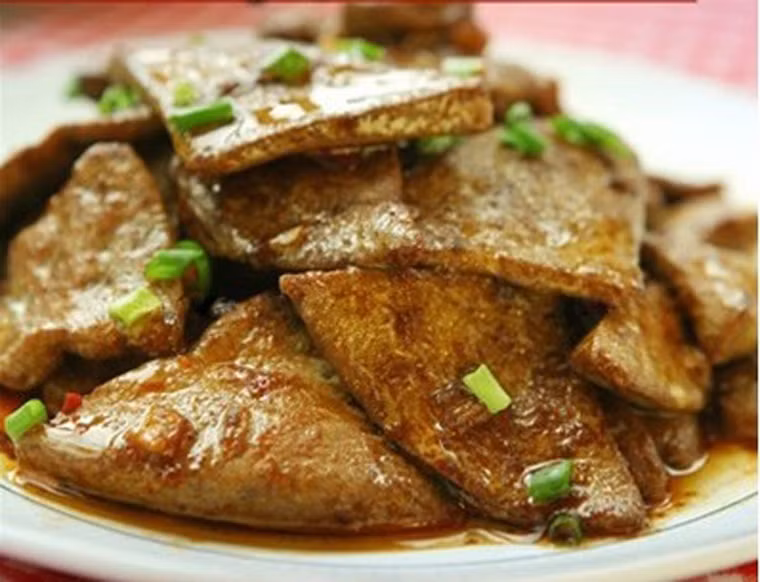 Khi chọn được nguyên liệu tươi ngon, chị em có thể chế biến món gan lợn xào cay.