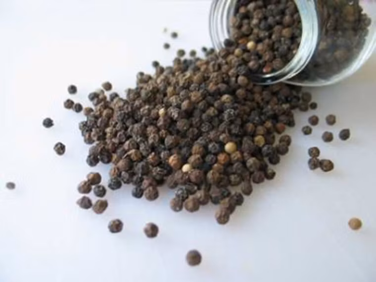 Hạt tiêu. Tiêu dễ sản sinh chất độc gây ung thư khi được tiếp xúc với nhiệt độ cao khi chế biến món ăn. Chính vì vậy, chị em nên rắc tiêu tạo hương vị khi thức ăn đã chín.