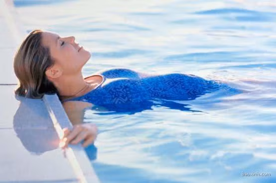 Tích cực bơi, vận động dưới nước. Ngâm mình trong làn nước mát là cách giúp cơ thể nghỉ ngơi và giảm căng thẳng hiệu quả. Tuy nhiên, chị em không nên ngâm mình quá lâu trong nước hoặc tắm trong làn nước lạnh bởi nó có thể mang lại tác động tiêu cực đến sức khỏe.
