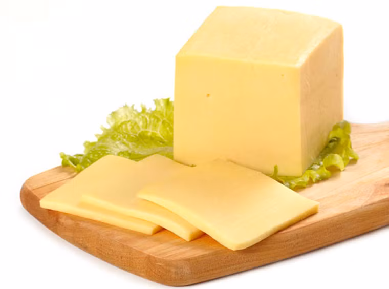 Pho mát. Pho mát làm từ sữa đã gạn kem là nguồn cung cấp canxi và protein. Tuy nhiên, một cốc pho mát lại chứa gần 1.000 mg natri (chiếm khoảng 40% lượng natri bạn được phép dùng trong cả ngày). Bạn có thể thay thế món này bằng sữa chua Hi Lạp, món vừa chứa nhiều protein vừa chỉ có 60 mg natri mỗi khẩu phần.