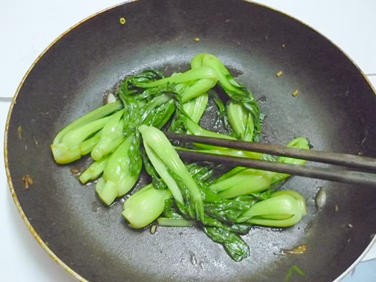 Chế biến rau sau khi thái. Các dưỡng chất trong dinh dưỡng dễ bị oxy hóa, “bay hơi”. Tốt nhất, sau khi thái rau bạn nên nhanh chóng đưa vào nồi chế biến.