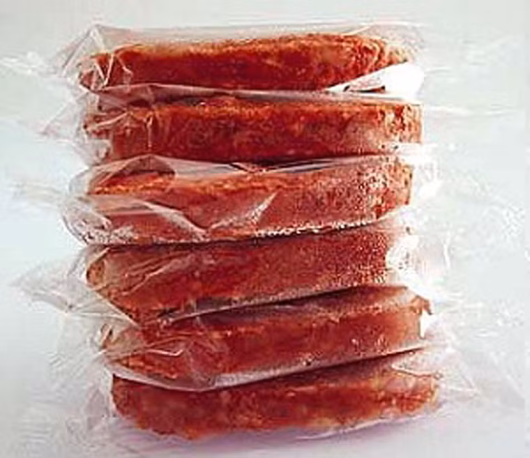 Bọc kỹ. Bảo quản thịt trong tủ lạnh thì bạn cũng cần sử dụng màng bọc thực phẩm hoặc giấy bạc để bọc kín. Nếu cho thịt vào ngăn đông, chị em cần lưu ý bọc thật nhiều lớp nhằm ngăn thịt không bị mất nước, đổi màu cũng như thay đổi hương vị.