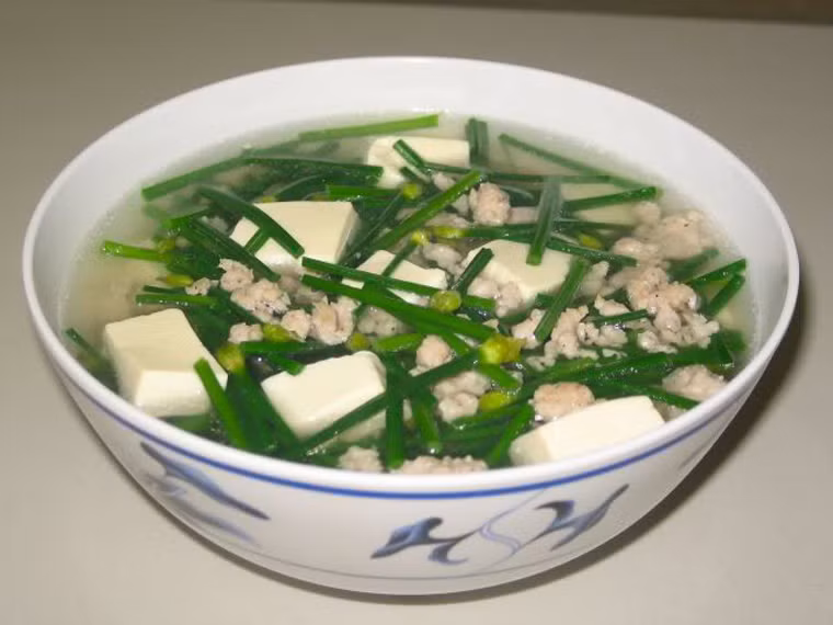 Ngoài ra, bạn có thể biến tấu với món canh đậu phụ lá hẹ.