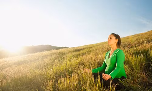 Tập yoga trước khi sinh. Các động tác yoga giúp bạn thư giãn dễ dàng và mang lại hiệu quả lâu dài. Tuy nhiên, để có bài tập phù hợp với sức khỏe mình, bạn nên nhờ các chuyên gia tư vấn trước khi quyết định thử sức.