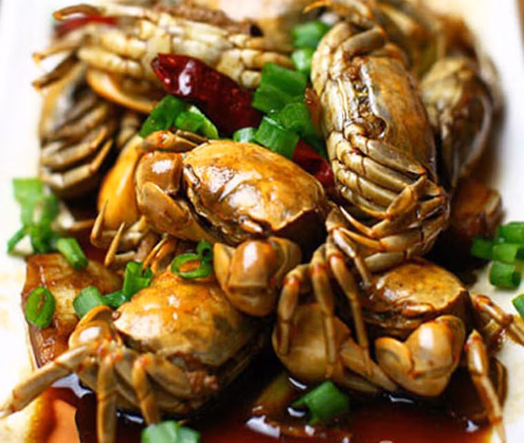 Đặc biệt, tuyệt đối không ăn cua đã chết. Lúc này, trong cơ thể con vật chứa thành phần histidine (công thức phân tử C3H3N2CH2 (NH2)CO2H) khiến người ăn dễ bị ngộ độc, đau bụng, nôn mửa. Cua càng chết lâu thì lượng histamine càng nhiều, càng dễ ngộ độc hơn.