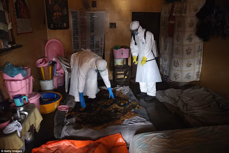 Quá trình tác nghiệp tại Liberia, hai nhiếp ảnh John Moore và Mohammed Elshamy đã ghi lại những hình ảnh thấm đẫm nước mắt về sự tàn phá khủng khiếp của dịch bệnh.