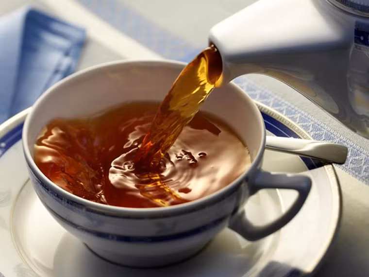 Trà đặc. Trà đặc, đặc biệt là hồng trà chứa nhiều chất kiềm, có thể làm cho đại não hưng phấn, bất an, mất ngủ, tim đập loạn nhịp, huyết áp tăng cao. Nếu không thể từ bỏ trà đặc có thể thay thế bằng trà xanh, nhiều tài liệu đã chỉ ra công dụng của trà xanh tốt trong quá trình điều trị bệnh cao huyết áp.