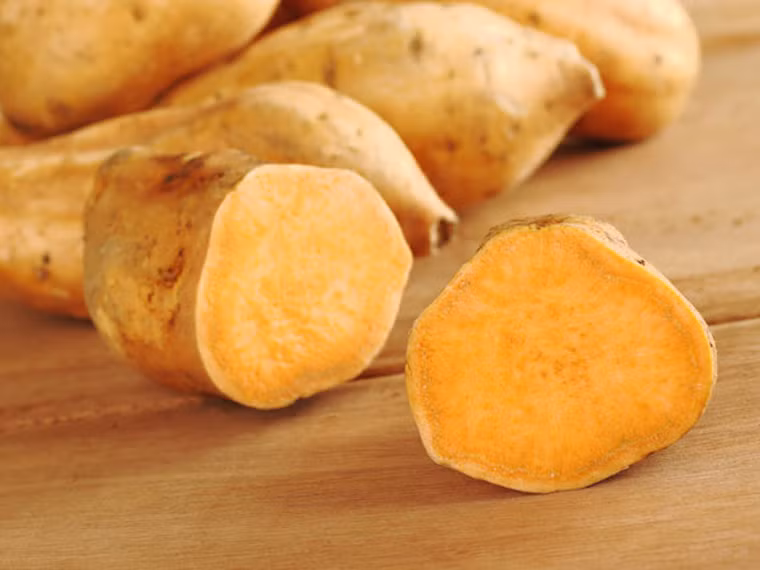 Khoai lang. Có nhiều loại khoai lang song khoai lang ruột nghệ được đánh giá chứa nhiều beta carotene có lợi cho việc cải thiện thị lực. Nó cũng cung cấp nguồn chất xơ, vitamin B6, A, C và mangan hữu ích.