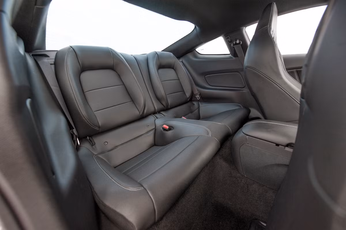 Cận cảnh hàng ghế Recaro đẳng cấp của xe.