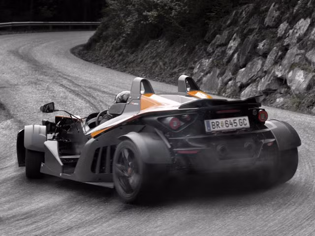 X-Bow có thể tăng tốc từ 0 đến 100km/h chỉ trong vòng 3,9 giây và đạt tốc độ tối đa 217km/h.