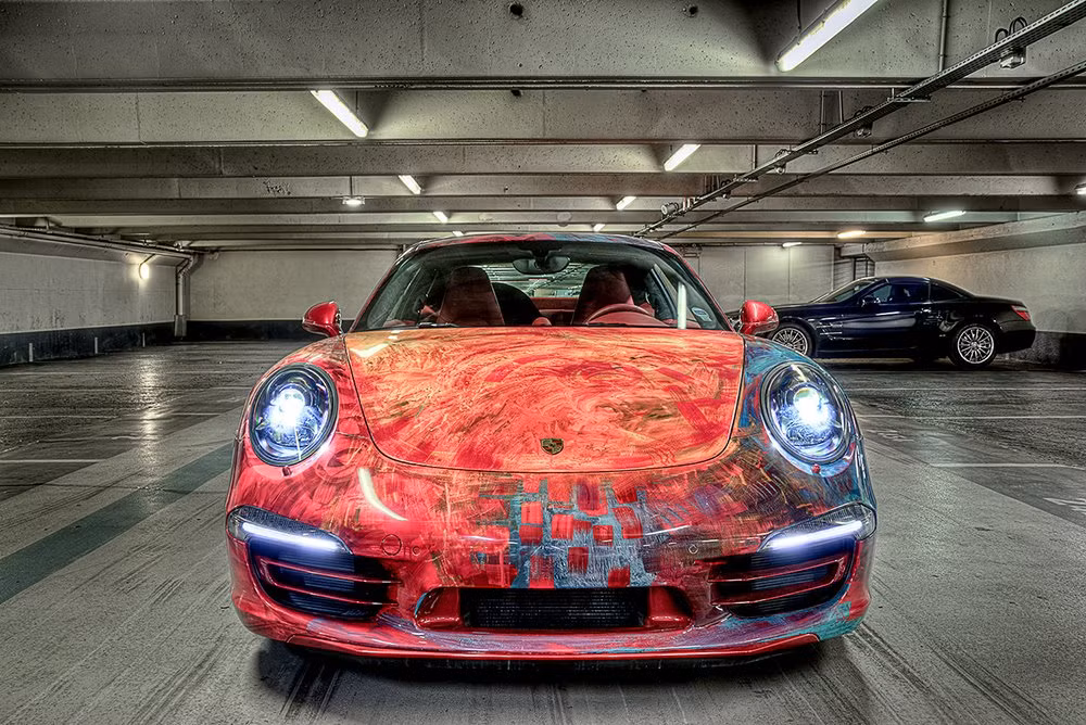 Porsche 911 Carrera này thuộc sở hữu của một quý ông Ả Rập Saudi. Theo đó, chiếc xe đã biến hóa dựa trên ý tưởng của chủ nhân với một bộ áo cực lạ.