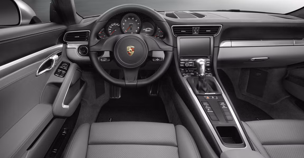 Porsche 911 Carrera vốn được yêu thích từ năm này qua năm khác không chỉ bởi kiểu dáng mê hoặc mà chính bởi thiết kế nội thất cùng loạt trang thiết bị hoàn hảo bên trong.