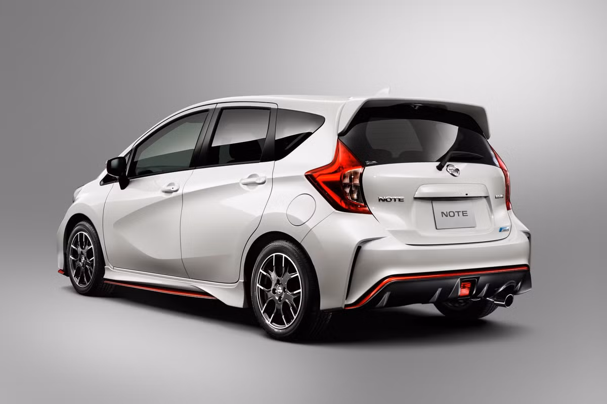 Note Nismo được trang bị hệ thống bánh xe 16 inch, lốp 195/55, trong khi Note Nismo S có bộ mâm lớn hơn 17 inch, lốp xe Potenza Bridgeston S007s kích cỡ 205/45.