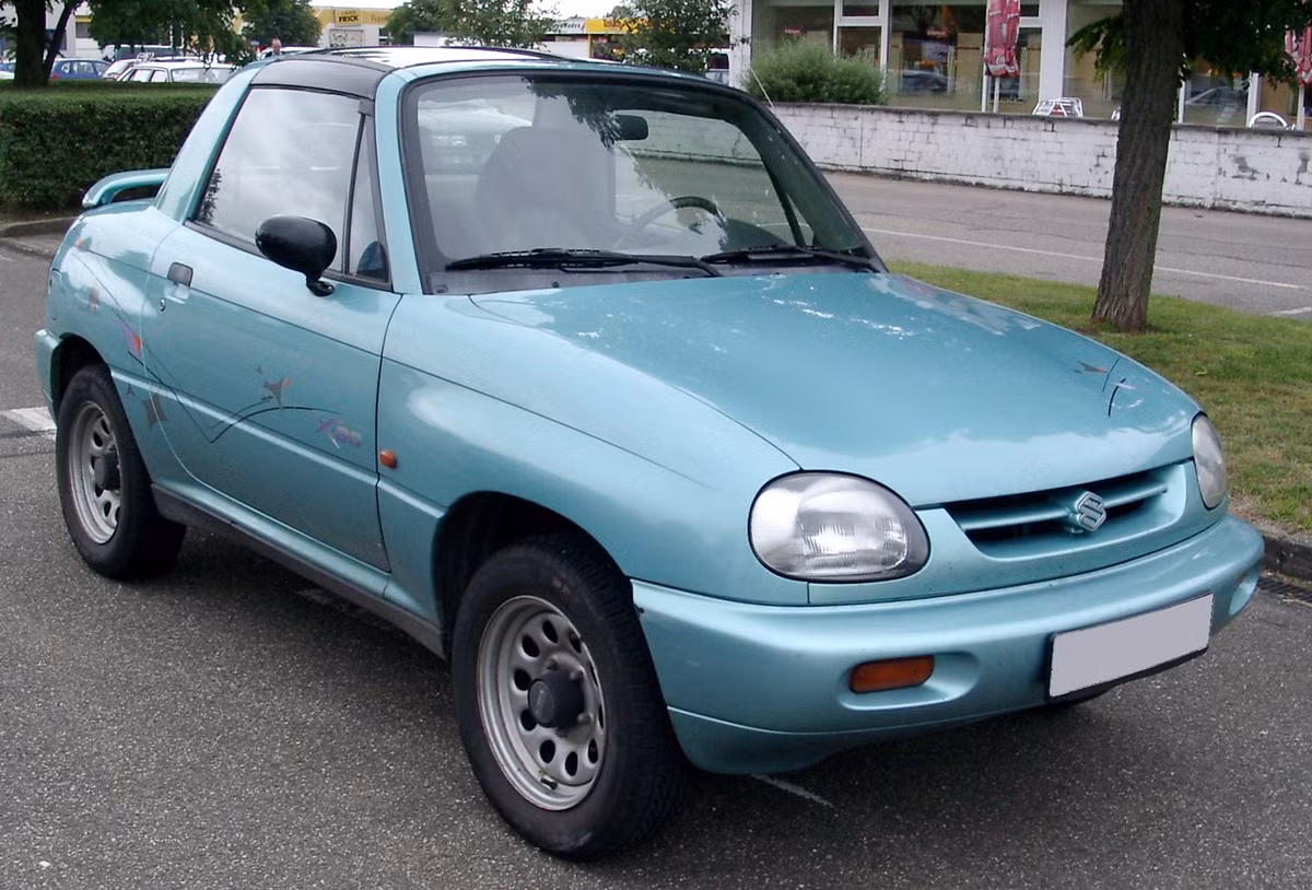 7. Suzuki X-90 thua xa người anh hem Suzuki Vitara SUV và Cappuccino về cả vẻ đẹp bên ngoài và sức mạnh bên trong. Chẳng ai muốn sở hữu một chiếc xe dành cho 2 người chất lượng kém như vậy.