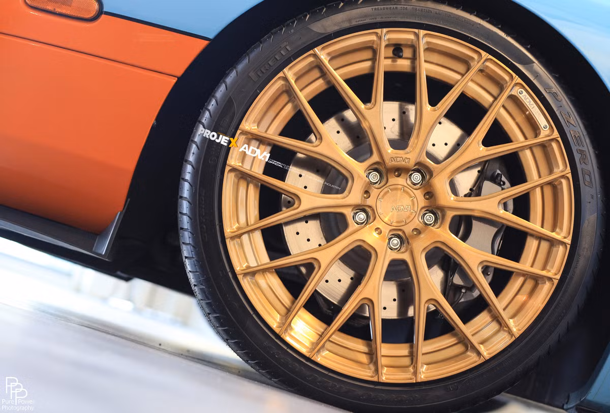 Hệ thống bánh xe ADV 10.0 M.V2-SL được chế tác bởi Gloss Man Bronze. Họ đã tính toán và quyết định kích cỡ cho bánh trước là 20x10.5 trong khi bánh sau là 21x13.