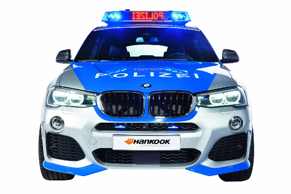 Phần đầu xe được thiết kế rất hài hòa và cân đối với bộ lưới tản nhiệt hình lượn sóng.