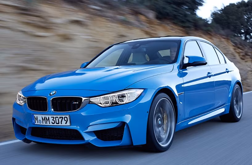 9. BMW M3 thế hệ mới là xe lý tưởng để chạy đường trường với những góc cua rộng hay dạng địa hình đồi núi. Động cơ V8 có tốc độ tối đa 8.400 vòng/phút - cao hơn đa số động cơ khác.