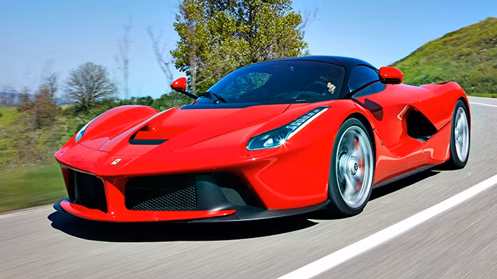 7. Ferrari LaFerrari hoàn toàn khác biệt với các ứng cử viên khác. Chiếc xe này vận hành bởi động cơ kết hợp xăng và điện V12 công suất 950 mã lực. Tốc độ tối đa mà lái xe có thể được trải nghiệm là 349 km/h.
