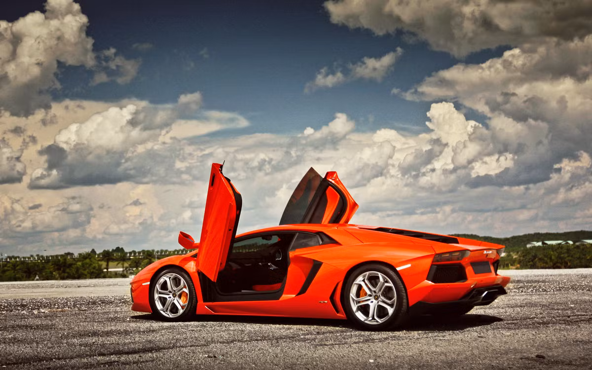 9. Lamborghini Aventador mặc dù chỉ khiêm tốn ở vị trí thứ 9 nhưng cảm giác được điều khiển một siêu phẩm như Aventador với tốc độ tối đa 349 km/h vẫn là niềm khao khát của các tay chơi thứ thiệt.