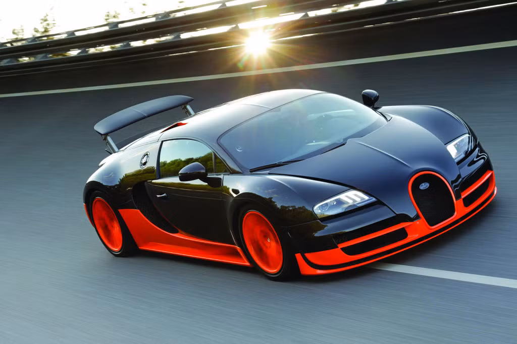 3. Bugatti Veyron Super Sport là sản phẩm có tốc độ khủng nhất trong gia tộc Bugatti. Nhờ sức mạnh 1.184 mã lực của hệ động cơ Quad-turbo W16, Super Sport có thể khiến các dân chơi ngây ngất với vận tốc khủng lên tới 431 km/h.