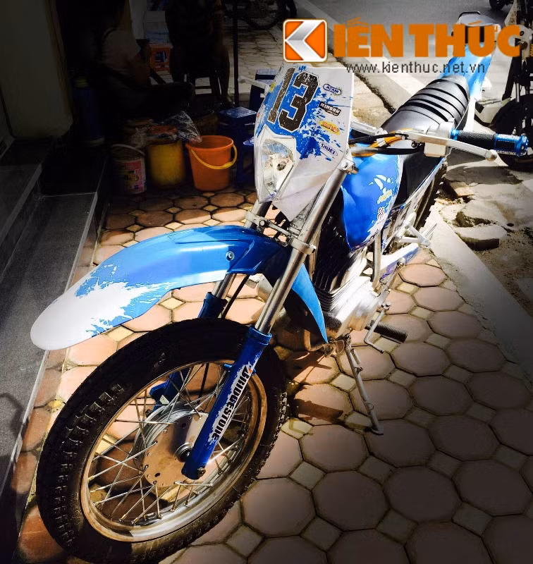 Phuộc trước được chủ xe thay thế bằng phuộc của xe Honda phân khối lớn, phuộc sau dùng phuộc Monosock của xe Honda FX hoặc của hãng YSS Thái Lan.