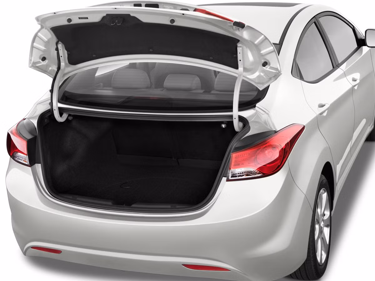 Khung gầm của Elantra 2016 cũng giống các phiên bản gần đây với chất liệu thép cứng hơn nhằm mục tích tăng cường độ bền cho xe, giảm hư tổn khi va chạm. Thay đổi này đã đưa Elantra mới đạt tiêu chuẩn an toàn tuyệt đối khi vận hành trên đường cao tốc.