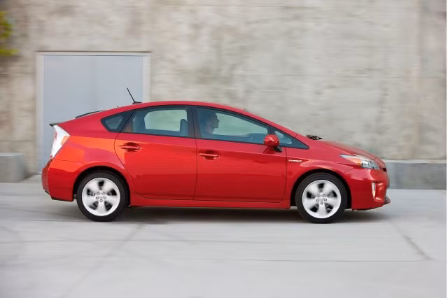 7. Toyota Prius có giá từ 28.395 bảng Anh (tương đương 980 triệu đồng), thuộc dòng xe vận hành bằng cả xăng và điện. Bình điện hỗ trợ quãng đường 14 dặm. Động cơ xăng 1,8L VVT-I sẽ tự động vận hành khi xe hết điện.