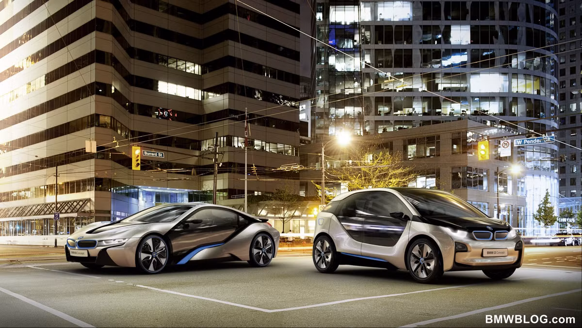4. BMW i8 và i3 có giá lần lượt là 94.845 (khoảng 3,2 tỷ đồng) và 25.680 - 28.830 bảng Anh (khoảng 880 - 990 triệu đồng). BMW I8 có thể vừa chạy xăng vừa chạy điện, động cơ xăng 3 xi-lanh TwinPower Turbo 1.5L, công suất 231 mã lực trong khi động cơ điện đạt 131 mã lực. Phiên bản I3 hoạt động hoàn toàn bằng điện, chạy được 23 dặm với tốc độ đạt 75 mã lực.
