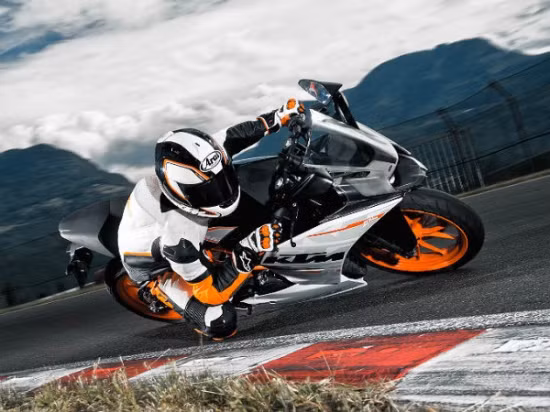 KTM RC390 được trang bị động cơ xi-lanh đơn 375cc làm mát bằng nước với công suất 44 mã lực, mô-men xoắn cực đại 35 Nm và hộp số 6 tốc độ.
