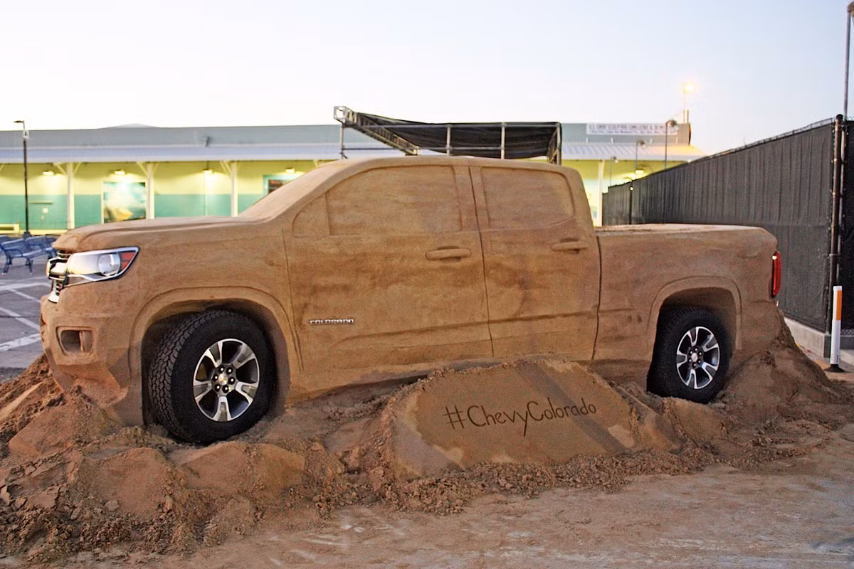 Cát là chất liệu chính làm nên mẫu điêu khắc Chevrolet Colorado 2015 đặc biệt này.