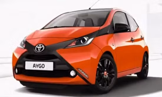 Toyota Aygo: Xe được trang bị động cơ 3 xi-lanh. Khi mua mẫu xe này, bạn sẽ nhận được miễn phí một năm đóng bảo hiểm xe.