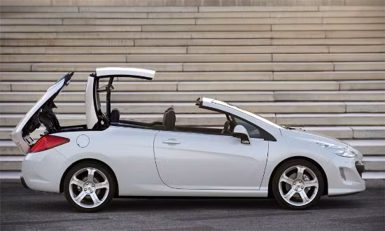 Peugeot 308CC: Nếu có nhu cầu mua mẫu xe này, khách hàng chỉ cần trả khoảng 750 triệu đồng. Xe sở hữu công suất 120 mã lực, động cơ xăng 1.6L VTi. Nội thất xe sang trọng với hệ thống ghế bọc da cao cấp, gương chiếu hậu tự động điều chỉnh.