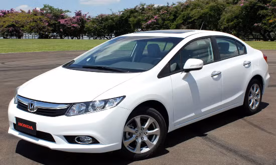 Honda Civic: Dù có vẻ đang bị VW Golf và Ford Focus "ấn át" nhưng Honda Civic vẫn là một trong những dòng xe gia đình cỡ nhỏ tiện lợi nhất. Hiện xe đang được bán với giá 758 triệu đồng.